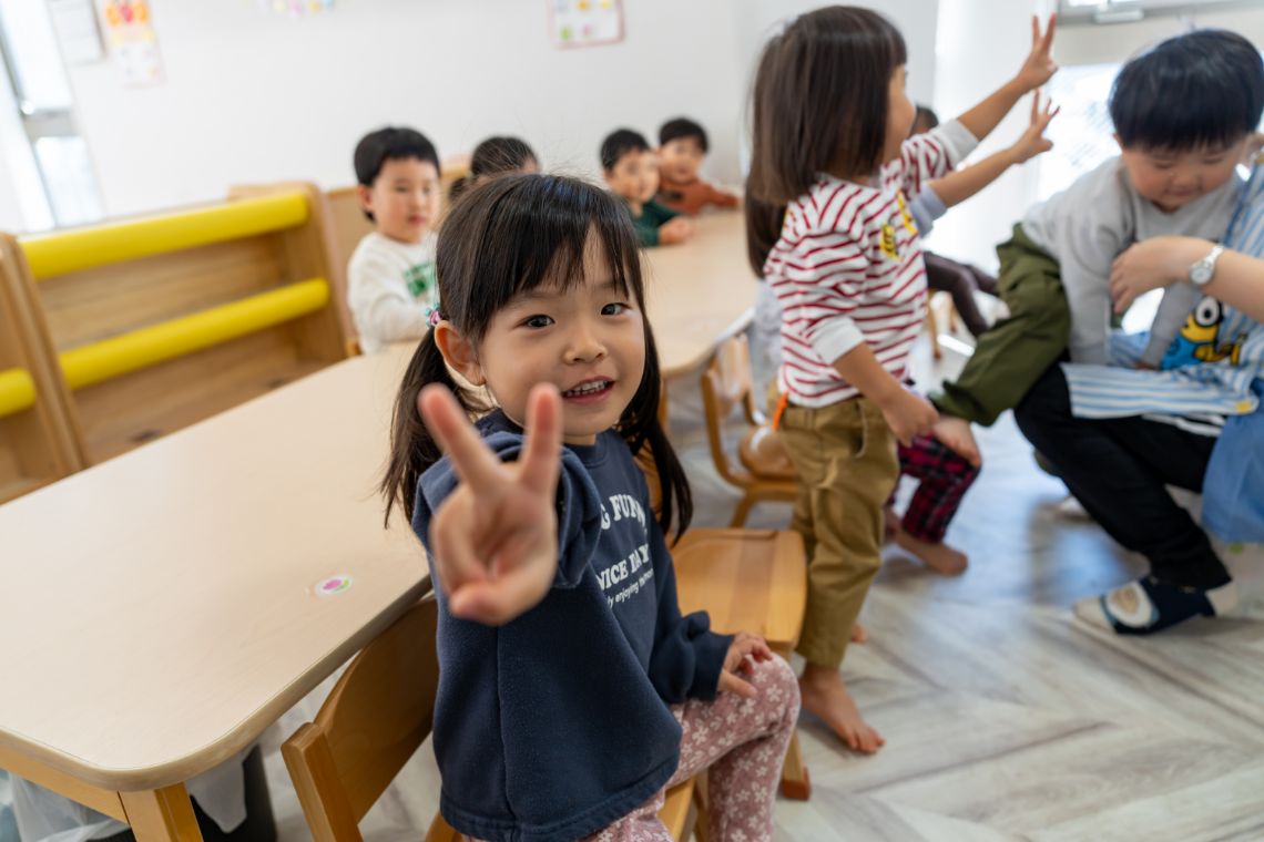 笑顔の児童の画像