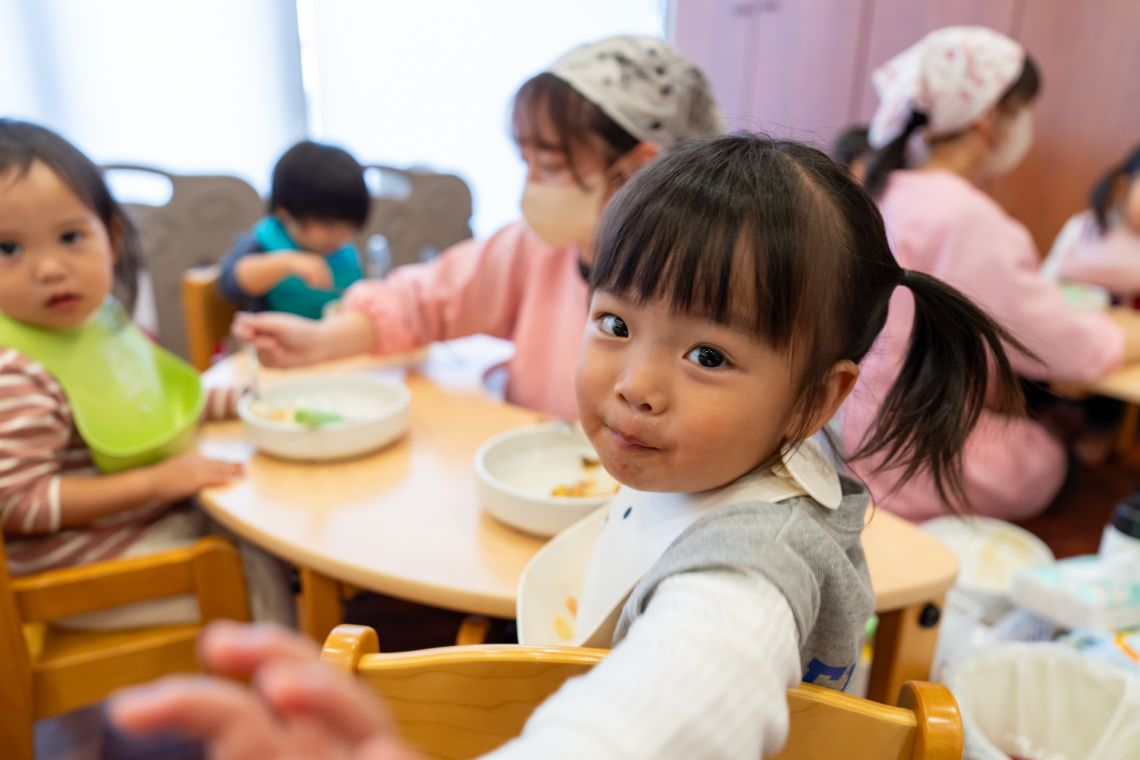 食事中の児童の画像