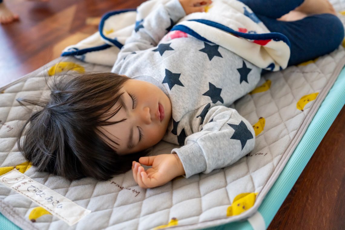 お昼寝中の児童の画像
