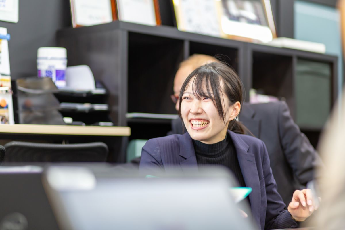 笑顔の女性社員の画像