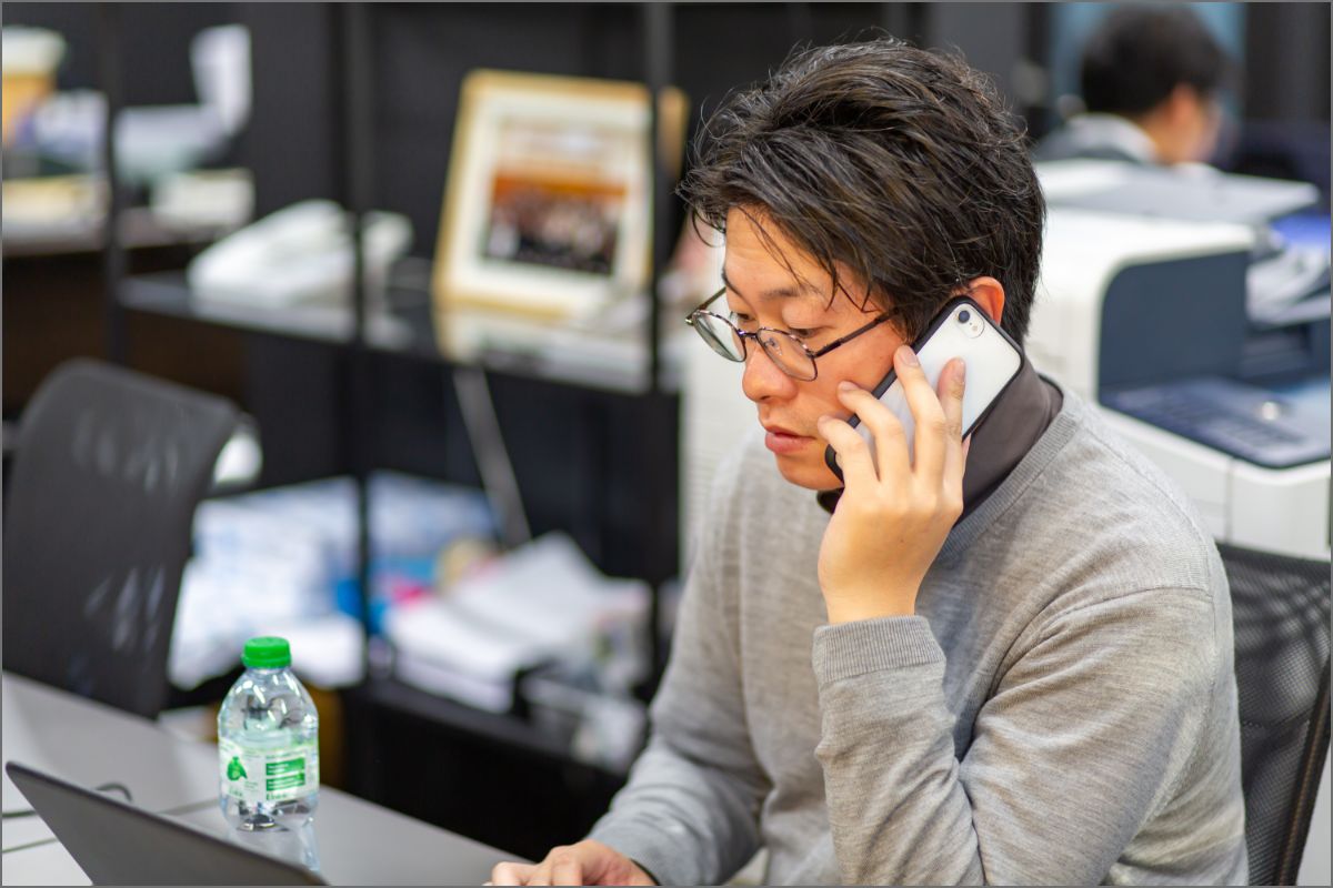 電話対応中の男性の画像