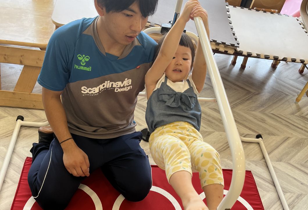 室内運動をしている園児の画像