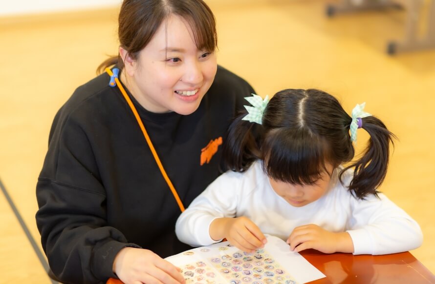 女性スタッフと園児の画像