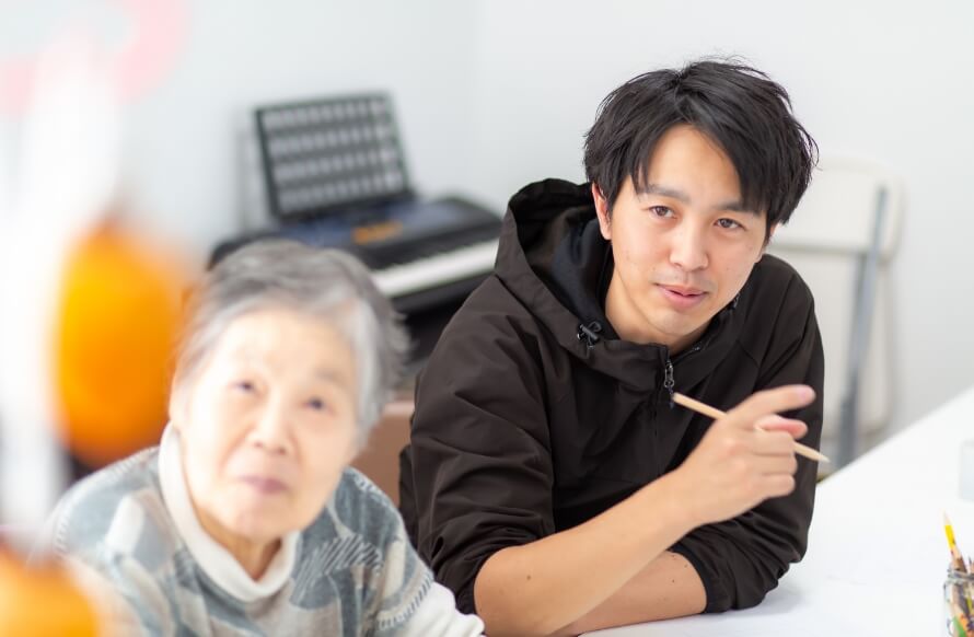 男性スタッフとおばあさんの画像