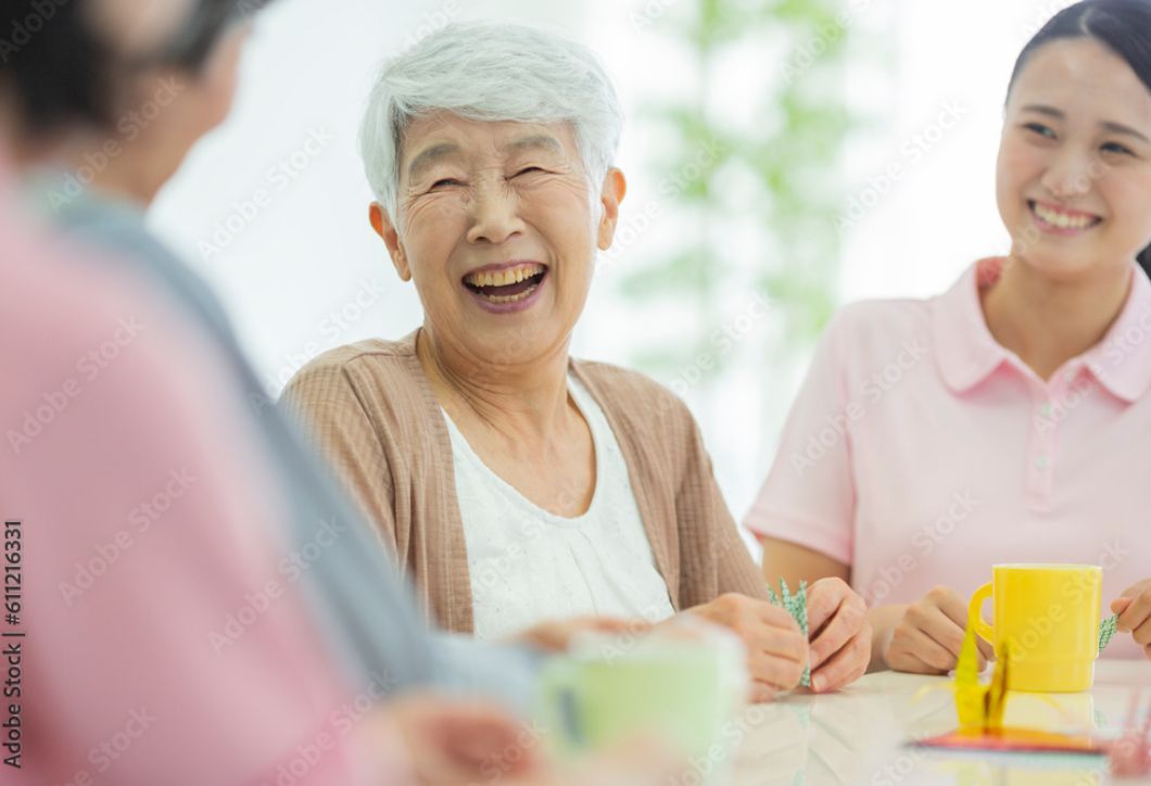 笑顔のご利用者様とスタッフの画像